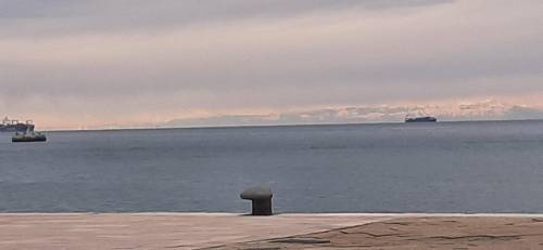 La Bora imperversa a Trieste: oltre al forte vento anche la pioggia